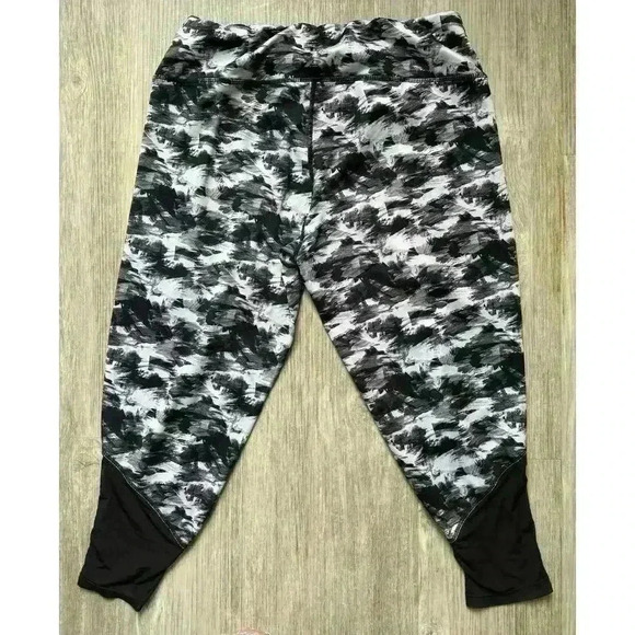 Pro Player | Women’s Athletic Yoga Capri Leggings | Large - Picture 2 of 4